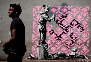 Banksy invade las calles de Paris con geniales obras de denuncia (FOTOS)