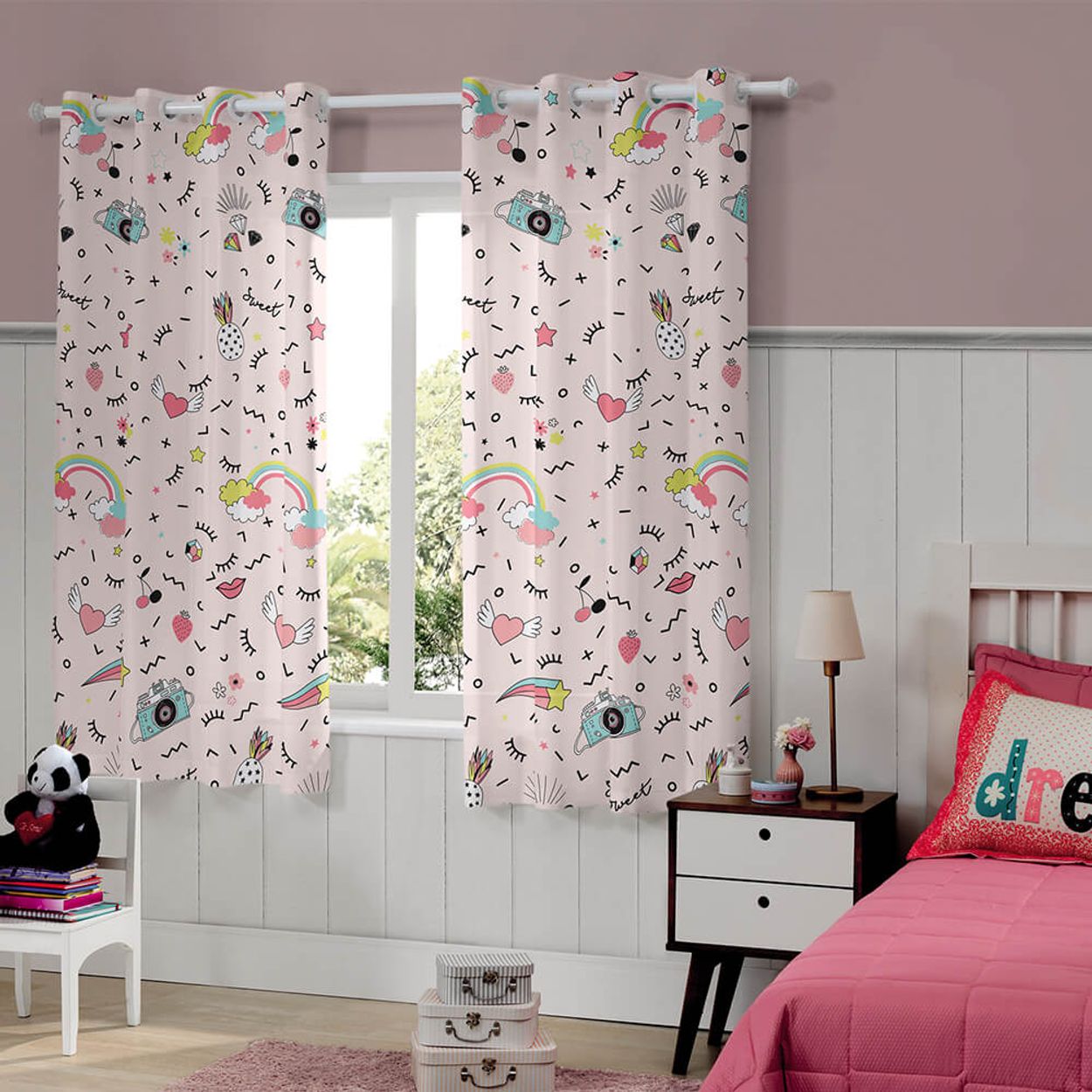 imagem de um quarto infantil com cortina
