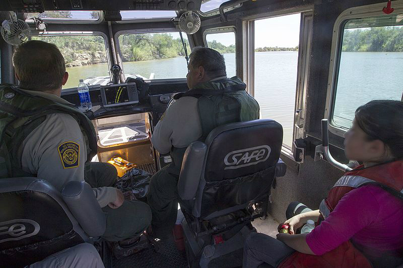 ninos separados de su familia en la frontera trump tolerancia cero Border Patrol Riverine Unit Rescues Child Stranded on Rio Grande River Bank (11999043305)